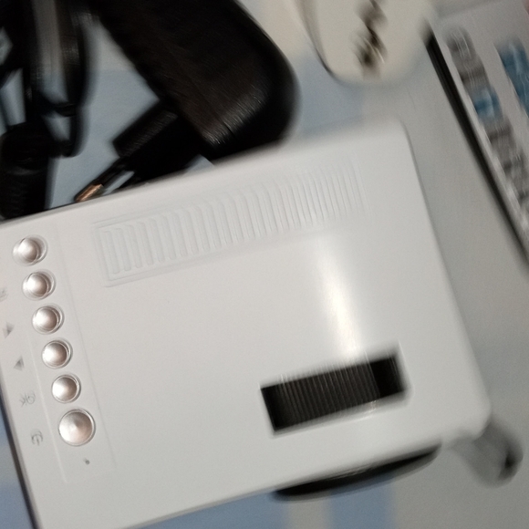 Projector hooks up to phone/laptop usb - Picture 3 of 4